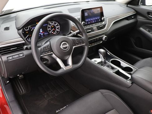 Used 2024 Nissan Altima 2.5 SV image 14