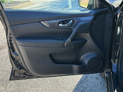Used 2017 Nissan Rogue S w/ Appearance Package AWD/4WD image 13
