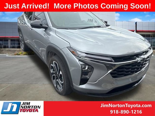 Used 2025 Chevrolet Trax RS w/ Sunroof Package FWD image 1