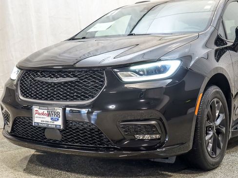 Used 2021 Chrysler Pacifica Touring-L w/ S Appearance Package image 3