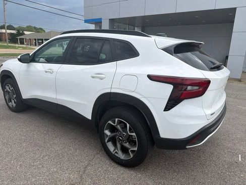 Used 2025 Chevrolet Trax LT FWD image 28