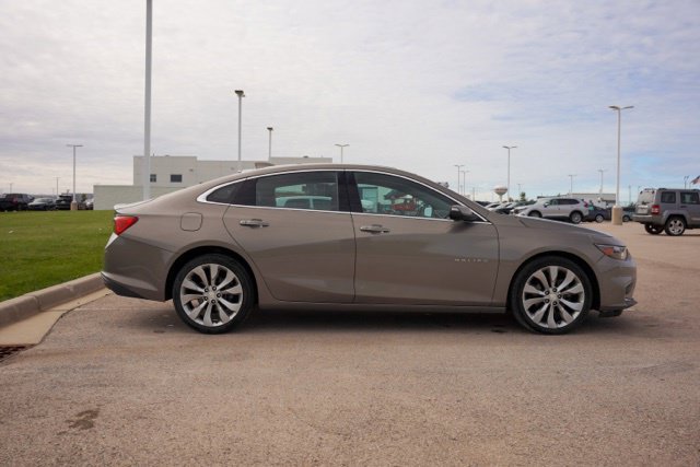 Used 2018 Chevrolet Malibu Premier w/ Premier Sun and Wheel Package FWD image 8