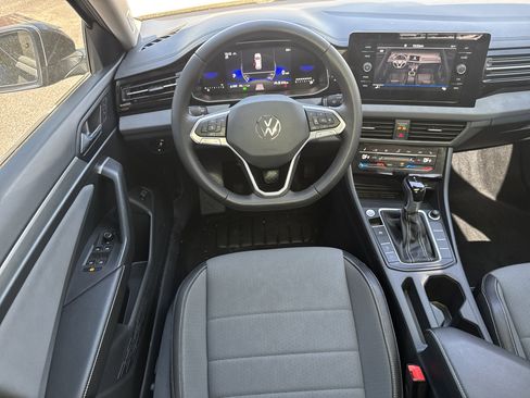 Certified 2025 Volkswagen Jetta SE w/ Sunroof Package image 7