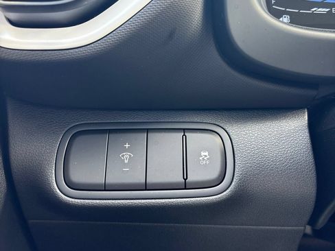 Certified 2025 Hyundai Venue Limited FWD image 8