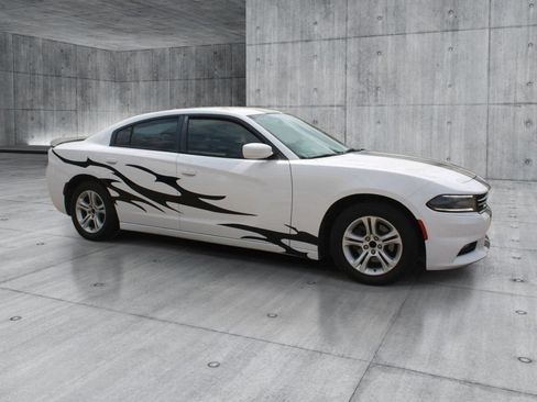 Used 2016 Dodge Charger SE RWD image 7
