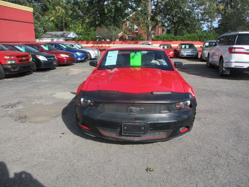 Used 2010 Ford Mustang Convertible image 3