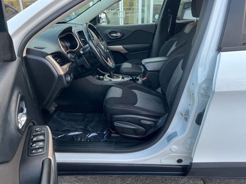 Used 2017 Jeep Cherokee Sport image 19