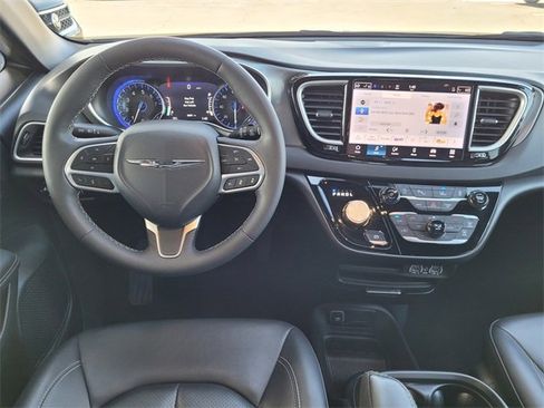 Certified 2025 Chrysler Pacifica Select image 7