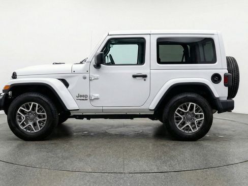 Used 2025 Jeep Wrangler Sahara image 5