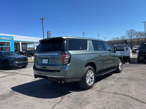 Used 2023 Chevrolet Suburban Premier image 3