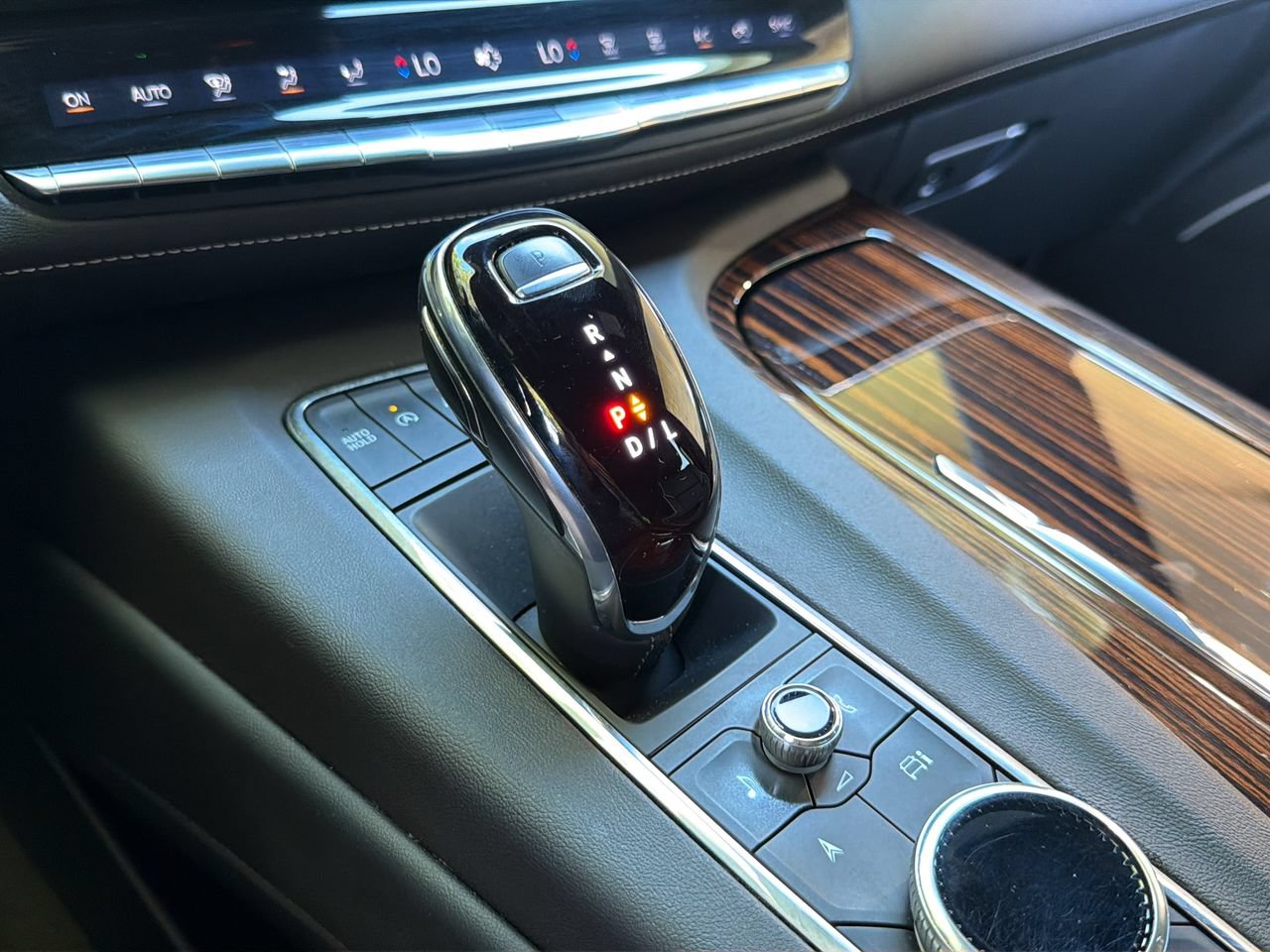 Used 2022 Cadillac Escalade Premium Luxury AWD/4WD image 28