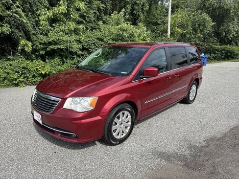 Used 2013 Chrysler Town & Country Touring FWD image 4