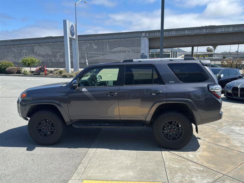 Used 2022 Toyota 4Runner SR5 Premium w/ Moonroof Package AWD/4WD image 9