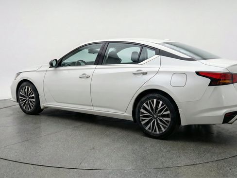Used 2025 Nissan Altima 2.5 SV FWD image 6