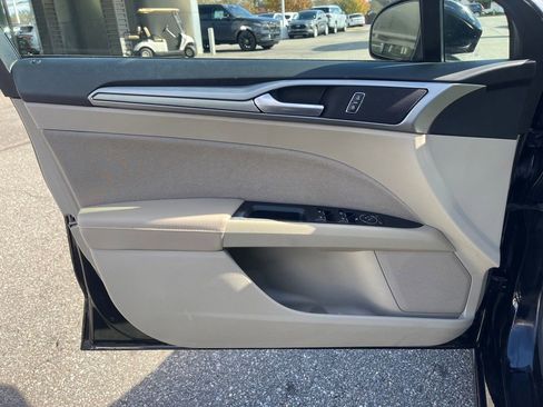 Used 2019 Ford Fusion SE image 15