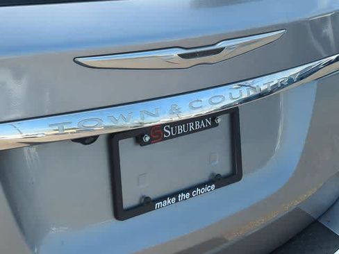 Used 2014 Chrysler Town & Country Touring FWD image 13