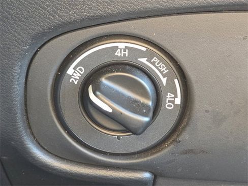 Used 2023 Nissan Frontier SV image 9