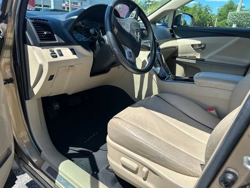 Used 2010 Toyota Venza FWD image 4