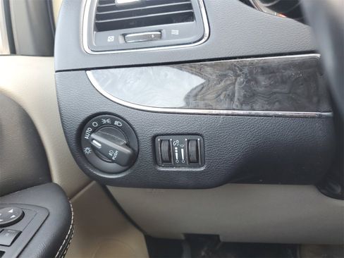 Used 2016 Chrysler Town & Country Touring image 20