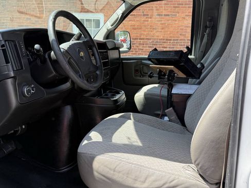 Used 2015 Chevrolet Express 2500 RWD image 16