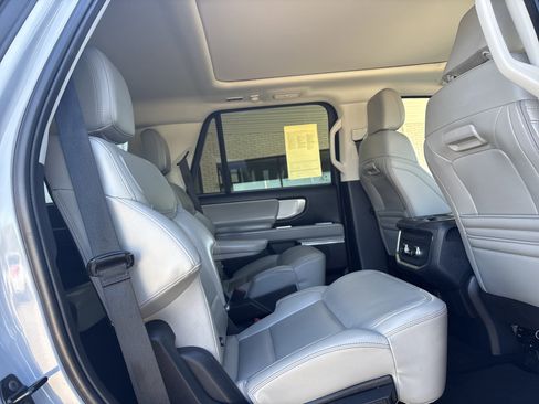 Used 2025 Ford Expedition Active AWD/4WD image 11