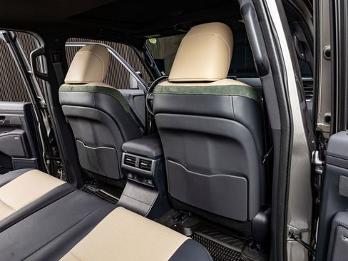 Used 2025 Lexus GX 550 image 32