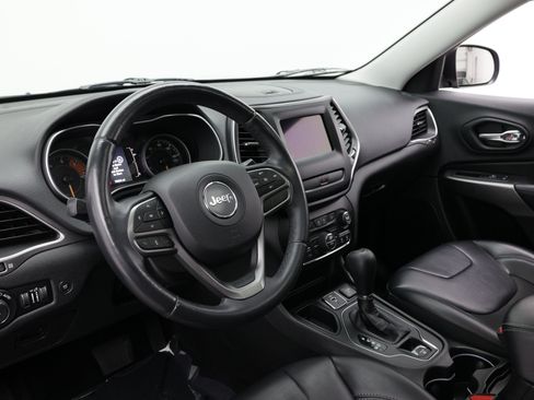 Used 2019 Jeep Cherokee Latitude Plus w/ Comfort/Convenience Group FWD image 18