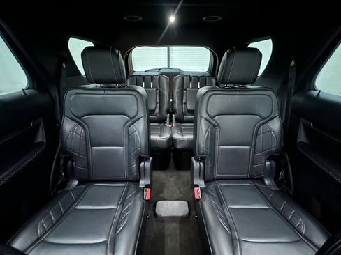 Used 2018 Ford Explorer Platinum AWD/4WD image 32