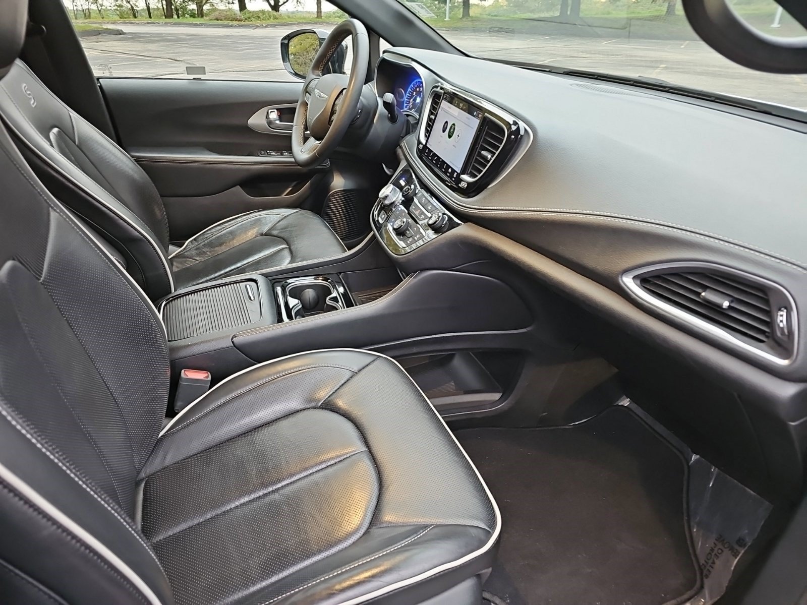 Used 2025 Chrysler Pacifica Limited FWD image 8