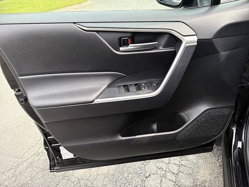 Used 2025 Toyota RAV4 XLE AWD/4WD image 12