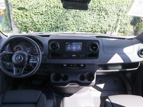 Used 2020 Mercedes-Benz Sprinter 1500 image 32