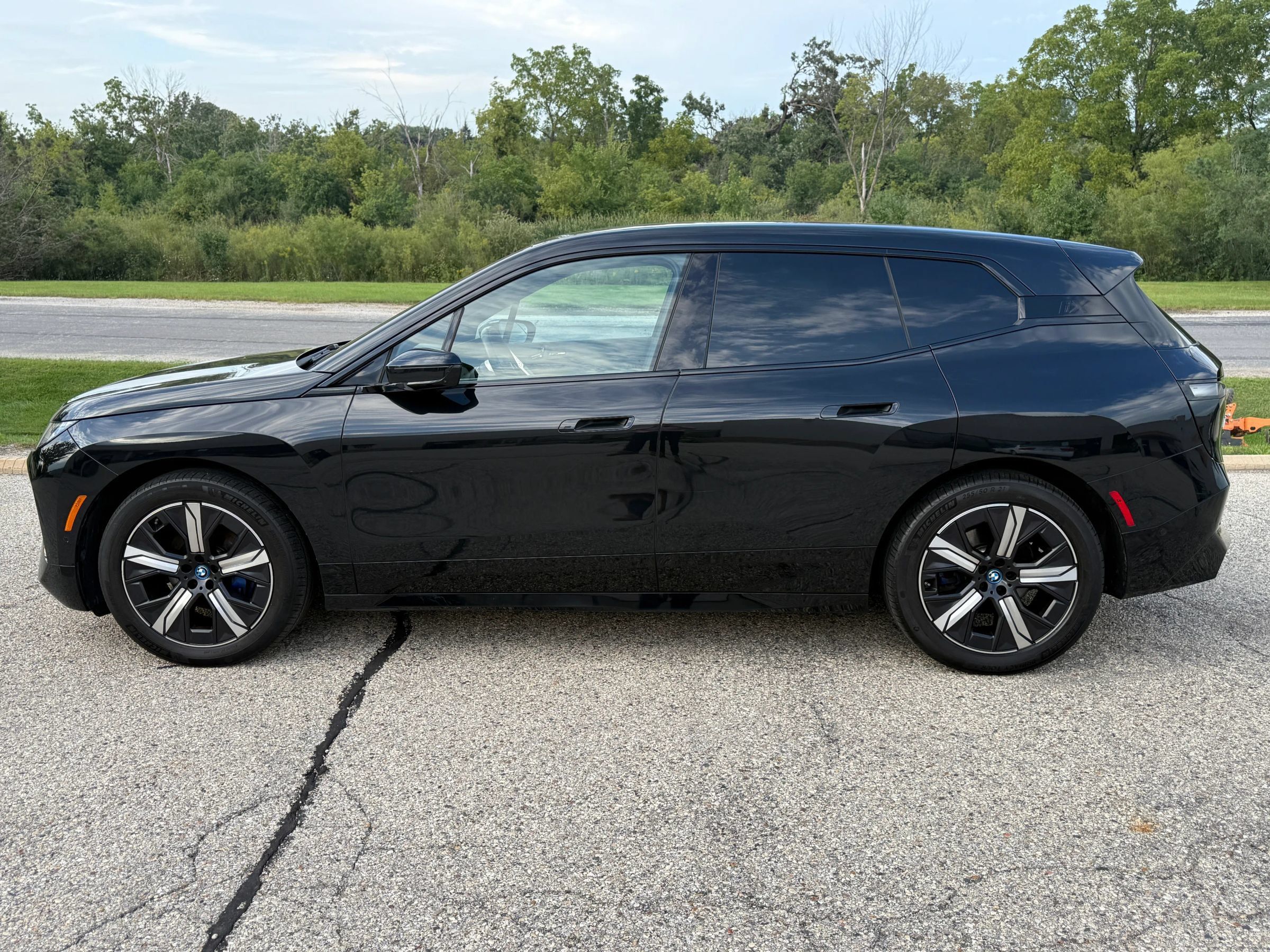 Used 2024 BMW iX xDrive50 w/ Premium Package AWD/4WD image 2