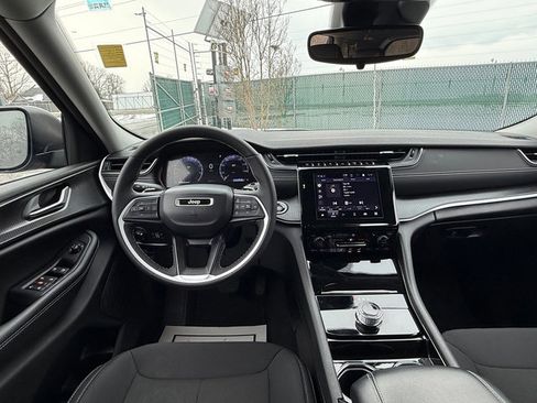 Used 2023 Jeep Grand Cherokee Laredo w/ Luxury Tech Group I image 10