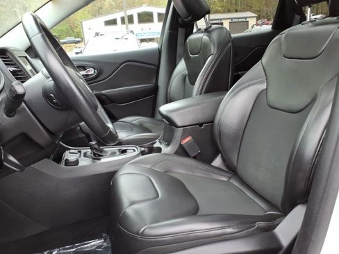 Used 2019 Jeep Cherokee Latitude Plus AWD/4WD image 8
