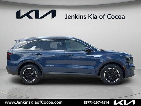 Used 2024 Kia Sorento S w/ Panoramic Sunroof Package FWD image 3