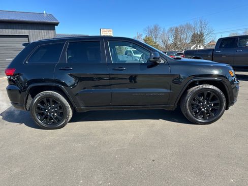 Used 2019 Jeep Grand Cherokee Altitude image 2