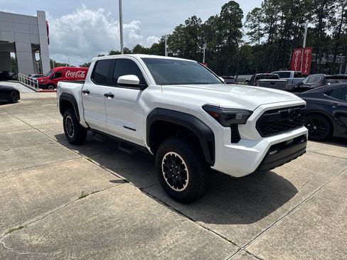 Used 2024 Toyota Tacoma TRD Off-Road AWD/4WD image 9