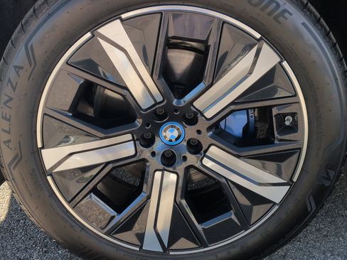 Used 2022 BMW iX xDrive50 w/ Premium Package image 13