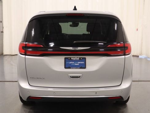 Used 2024 Chrysler Pacifica Touring-L FWD image 9