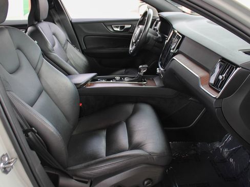 Used 2020 Volvo V60 T5 Momentum w/ Protection Package Premier image 17