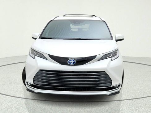 Used 2025 Toyota Sienna Limited FWD image 3