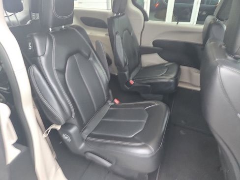 Used 2024 Chrysler Pacifica Touring-L FWD image 9