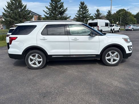 Used 2017 Ford Explorer XLT w/ Equipment Group 202A AWD/4WD image 6