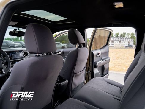 Used 2016 Toyota Tacoma TRD Off-Road w/ Premium & Technology Package image 26