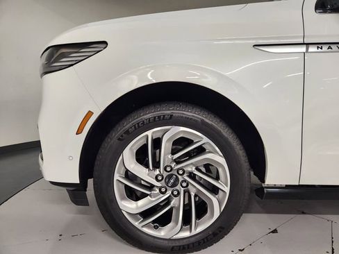 Used 2025 Lincoln Navigator Reserve image 11