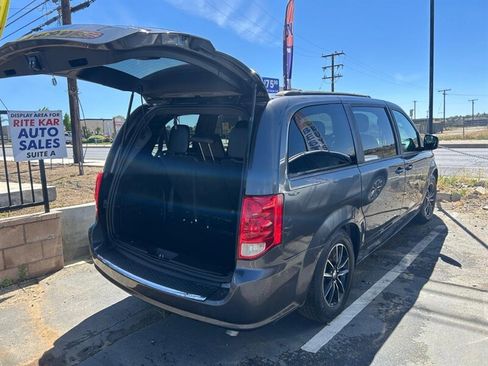 Used 2018 Dodge Grand Caravan GT image 3