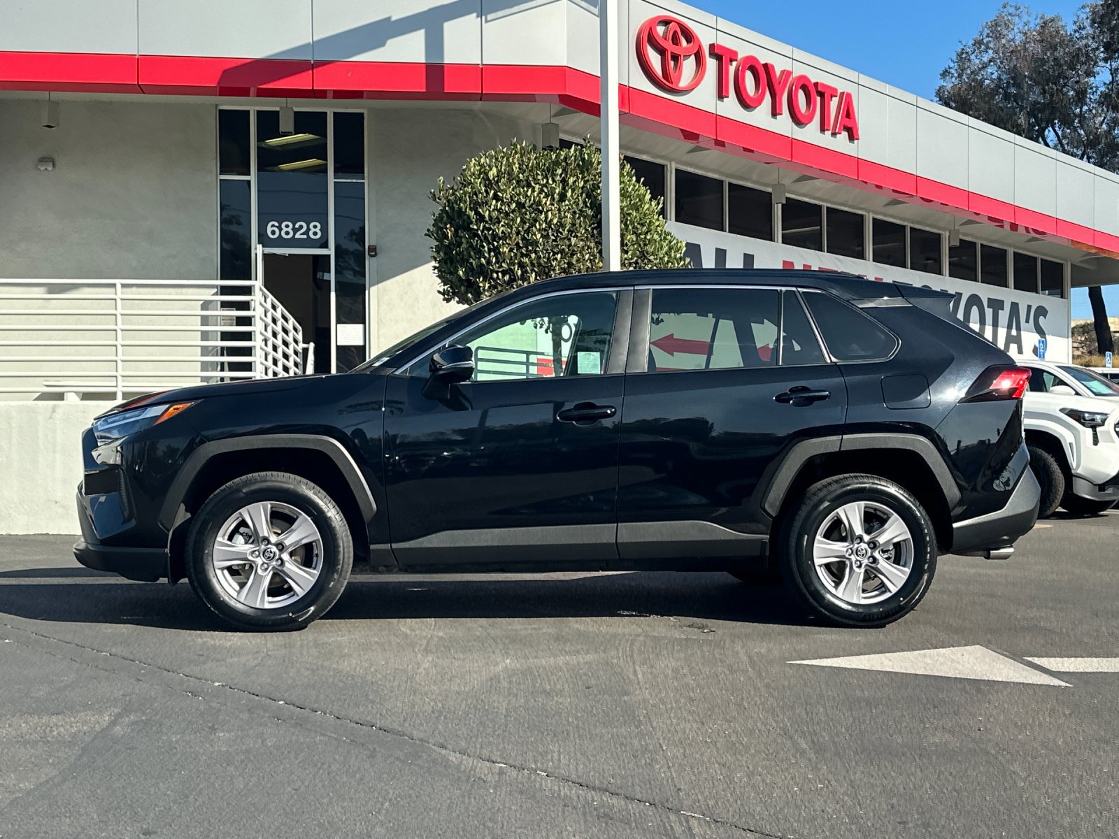 Used 2025 Toyota RAV4 XLE FWD image 2