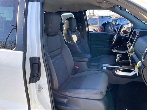 Used 2025 Nissan Frontier SV image 10