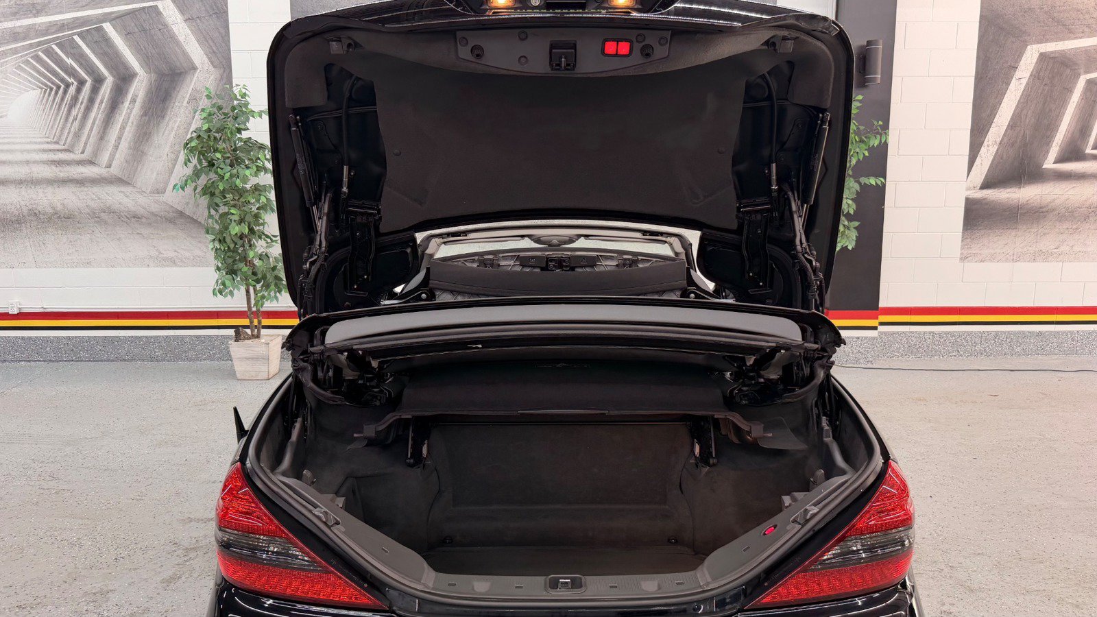 Used 2011 Mercedes-Benz SL 550 image 11