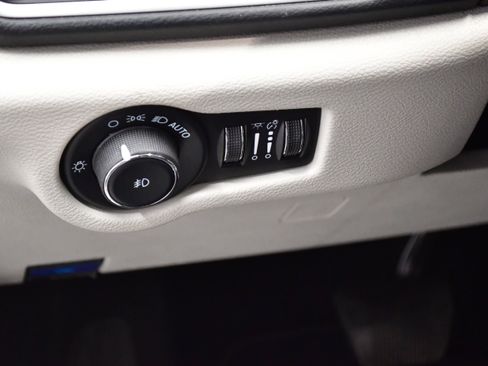 Used 2023 Chrysler Pacifica Touring-L FWD image 15